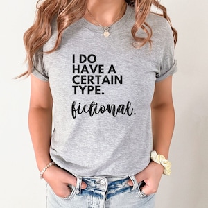 Emotional befestigt an Romanfiguren Shirt, Buchliebhaber Shirt, Leseliebhaber Shirt, Buch Freund, Bücherwurm Tee, Geschenk für Buchliebhaber