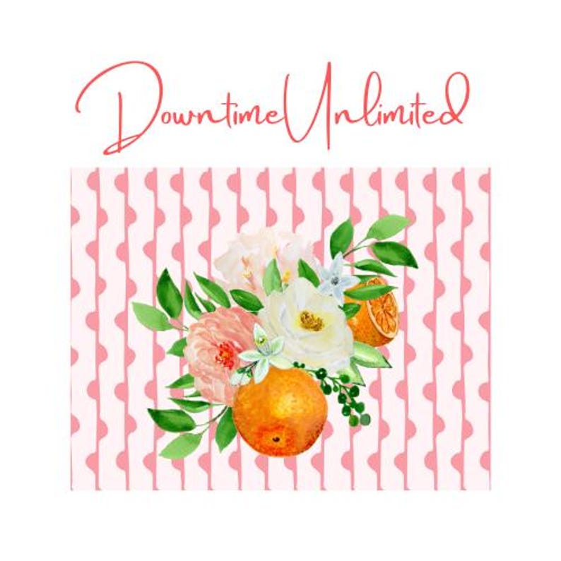 K&ouml;nnte beinhalten: Ein Grafikdesign mit dem Text DowntimeUnlimited in rosa Schreibschrift &uuml;ber einem Muster aus vertikalen rosa Wellenlinien. Ein zentrales Blumenarrangement enth&auml;lt wei&szlig;e und pfirsichfarbene Bl&uuml;ten, gr&uuml;ne Bl&auml;tter und zwei orangefarbene Zitrusfr&uuml;chte.