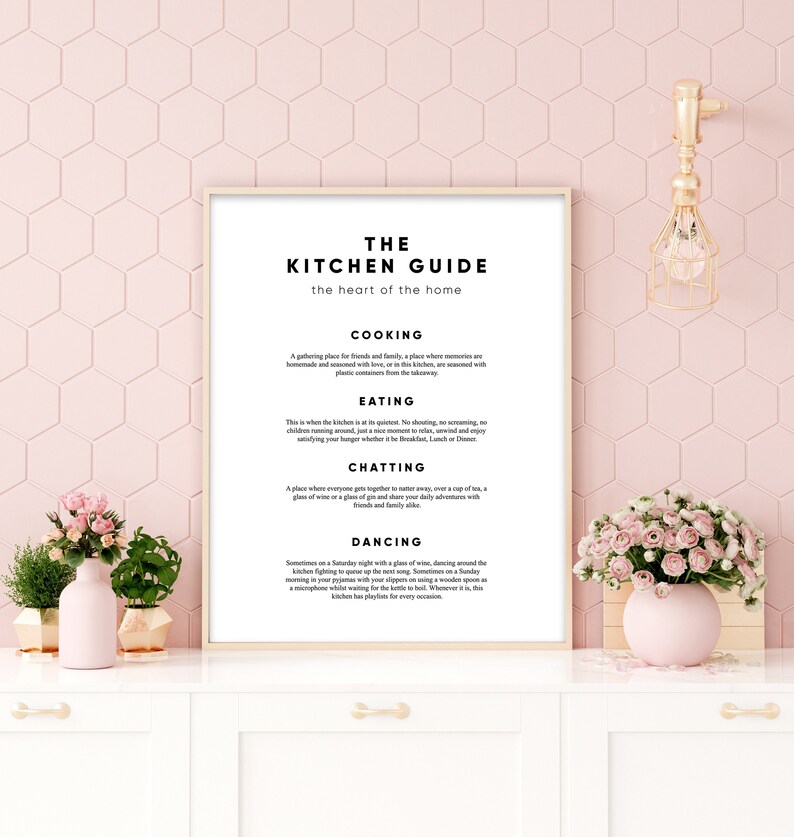 以下が含まれることがあります： 「The Kitchen Guide, the heart of the home」というテキストと、料理、食事、おしゃべり、ダンスなど、キッチンで行われる活動のリストが書かれた白黒の印刷可能なポスターです。
