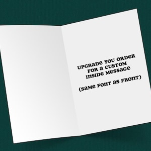 以下が含まれることがあります： 白いカードに黒い文字で「Upgrade you order for a custom inside message (same font as front)」と書かれています