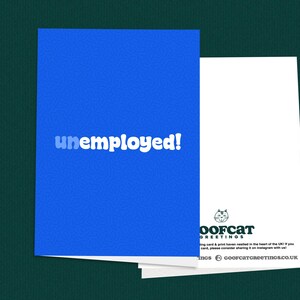 以下が含まれることがあります： 白い文字で「unemployed!」と書かれた青いカード。カードの裏面には白い猫のイラストと「Woofcat Greetings」の文字が書かれている。