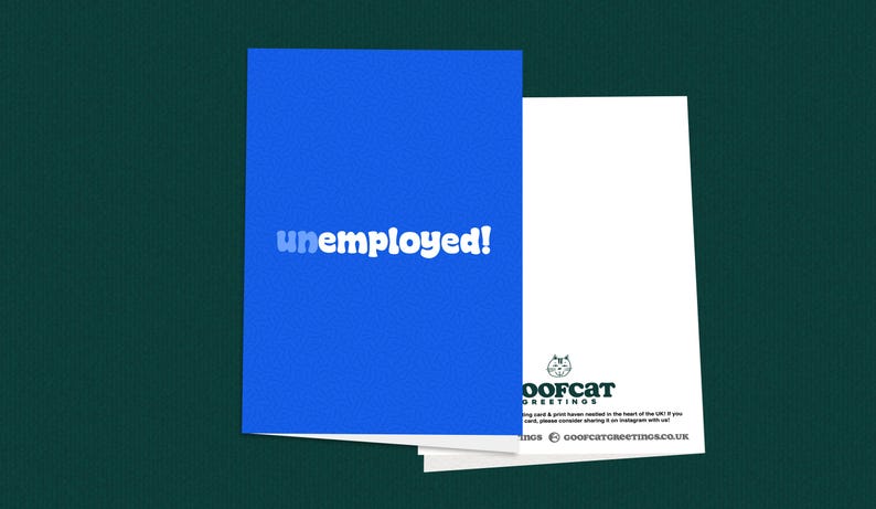 以下が含まれることがあります： 白い文字で「unemployed!」と書かれた青いカード。カードの裏面には白い猫のイラストと「Woofcat Greetings」の文字が書かれている。