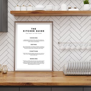 以下が含まれることがあります： 「The Kitchen Guide, the heart of the home」というテキストと、料理、食事、おしゃべり、ダンスなど、さまざまなアクティビティがリストされた、白黒の印刷可能なキッチンガイドポスターです。