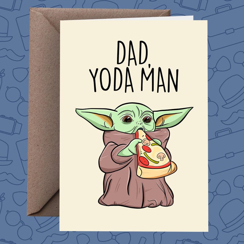 K&ouml;nnte beinhalten: Gru&szlig;karte mit einer Cartoon-Illustration eines gr&uuml;nen Alien-Charakters, der Pizza isst. Der Text "DAD, YODA MAN" ist &uuml;ber der Figur aufgedruckt. Die Karte wird von einem braunen Umschlag begleitet.