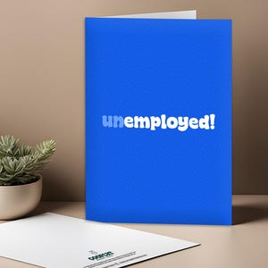 以下が含まれることがあります： 白い丸文字で「unemployed!」と書かれた青いカード