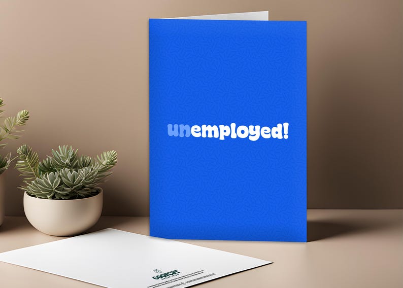 以下が含まれることがあります： 白い丸文字で「unemployed!」と書かれた青いカード