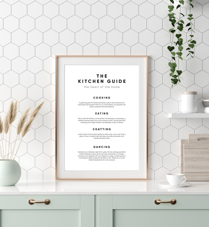 以下が含まれることがあります： 「The Kitchen Guide: The heart of the home」というテキストと、料理、食事、おしゃべり、ダンスなど、キッチンで行われる活動のリストが書かれた白黒の印刷可能なポスターです。