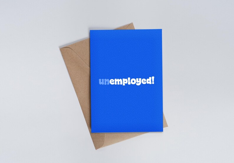 以下が含まれることがあります： 白い文字で「unemployed!」と書かれた青いカード。カードは茶色の封筒の上に置かれている。