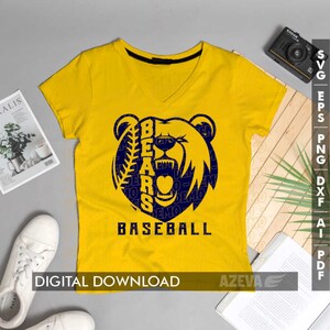 Pode incluir: Uma camiseta amarela com um gr&aacute;fico de urso azul. O urso est&aacute; dividido ao meio, com a palavra "BEARS" de um lado e uma bola de beisebol do outro. O texto "BASEBALL" est&aacute; impresso abaixo do urso.