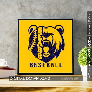 Pode incluir: Um design gr&aacute;fico de download digital que apresenta um urso azul com a palavra "BEARS" dentro do contorno do urso. O contorno do urso est&aacute; parcialmente preenchido com um design de beisebol. O texto "BASEBALL" est&aacute; abaixo do urso. O fundo &eacute; amarelo.