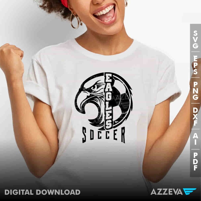 K&ouml;nnte beinhalten: Ein wei&szlig;es T-Shirt mit einer schwarzen Grafik eines Fu&szlig;balls und eines Adlers mit dem Wort "EAGLES" vertikal im Ball und dem Wort "SOCCER" unterhalb der Grafik.