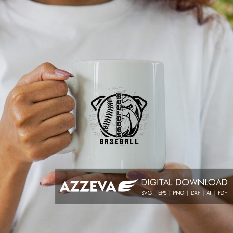 Pu&ograve; includere: Una tazza in ceramica bianca con una grafica in bianco e nero di una testa di bulldog con la parola "BULLDOGS" all'interno di una palla da baseball. Il testo "BASEBALL" &egrave; sotto la grafica.