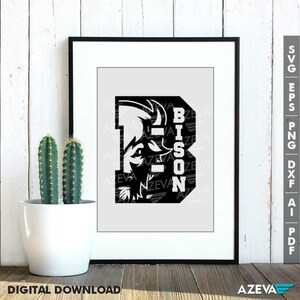 K&ouml;nnte beinhalten: Ein schwarz-wei&szlig;es digitales Download-Design eines Bisonkopfes innerhalb des Buchstabens B mit dem Wort "BISON", das vertikal an der Seite des Buchstabens geschrieben ist. Das Design ist in einem schwarzen Rahmen gerahmt.