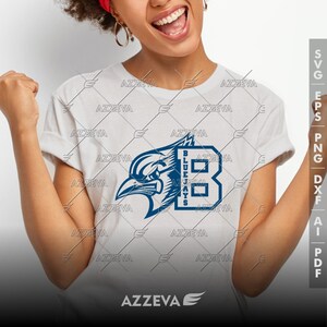 Puede incluir: Una camiseta blanca con un gr&aacute;fico azul y blanco de un p&aacute;jaro con el texto "BLUEJAYS" y el n&uacute;mero "8" en &eacute;l.