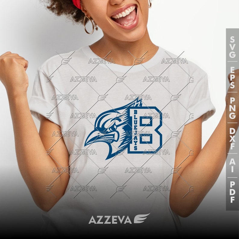 Puede incluir: Una camiseta blanca con un gr&aacute;fico azul y blanco de un p&aacute;jaro con el texto "BLUEJAYS" y el n&uacute;mero "8" en &eacute;l.
