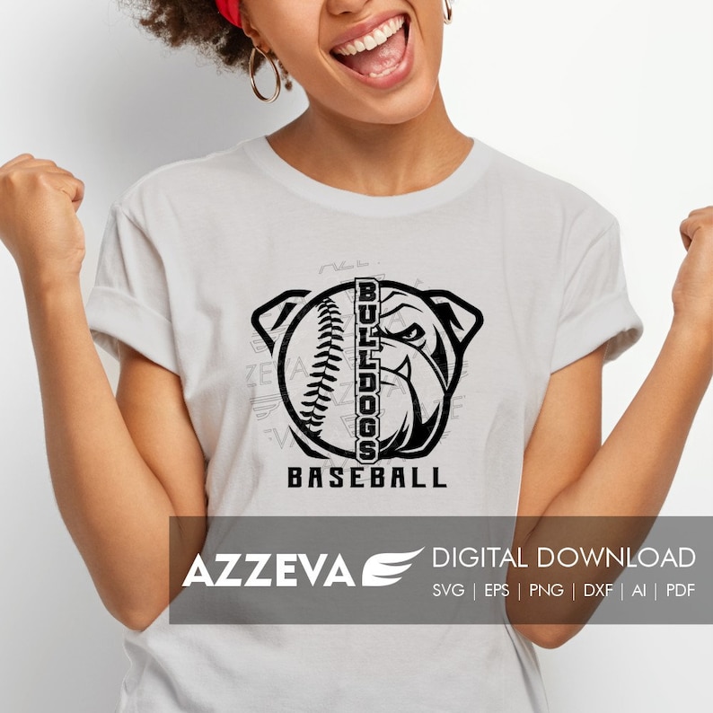 Pu&ograve; includere: Una maglietta bianca con una grafica in bianco e nero di una testa di bulldog e una palla da baseball. Il testo "Bulldogs Baseball" &egrave; scritto verticalmente sulla palla da baseball.