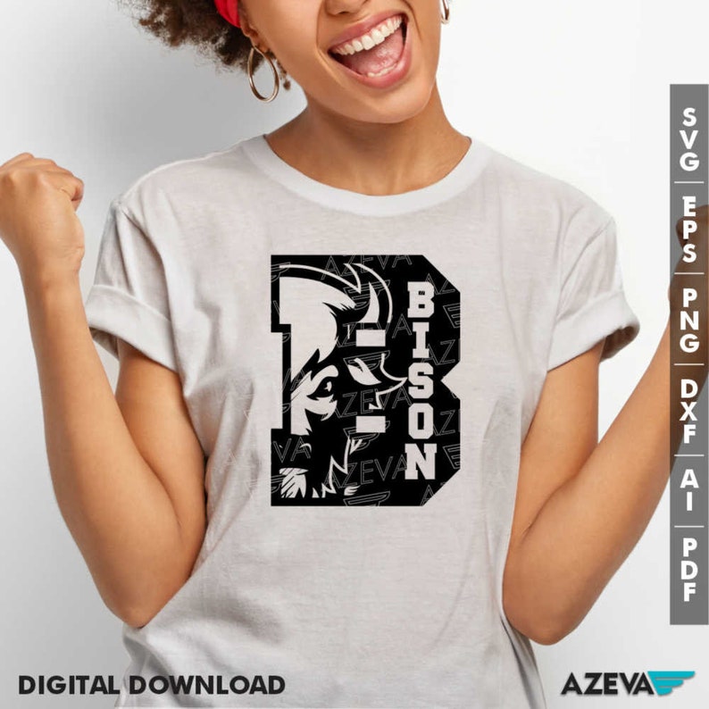 K&ouml;nnte beinhalten: Ein wei&szlig;es T-Shirt mit einer schwarzen Grafik eines Bisonkopfes innerhalb des Buchstabens "B", wobei das Wort "BISON" vertikal innerhalb des Buchstabens geschrieben ist. Die Grafik ist von einem schwarz-wei&szlig;en Muster umgeben.