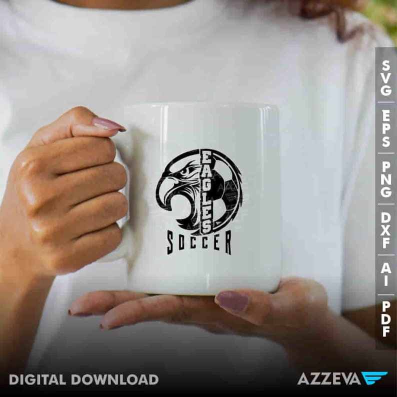 K&ouml;nnte beinhalten: Eine wei&szlig;e Keramiktasse mit einer schwarz-wei&szlig;en Grafik eines Fu&szlig;balls und einem Adlerkopf mit den Worten "EAGLES" und "SOCCER" darauf.