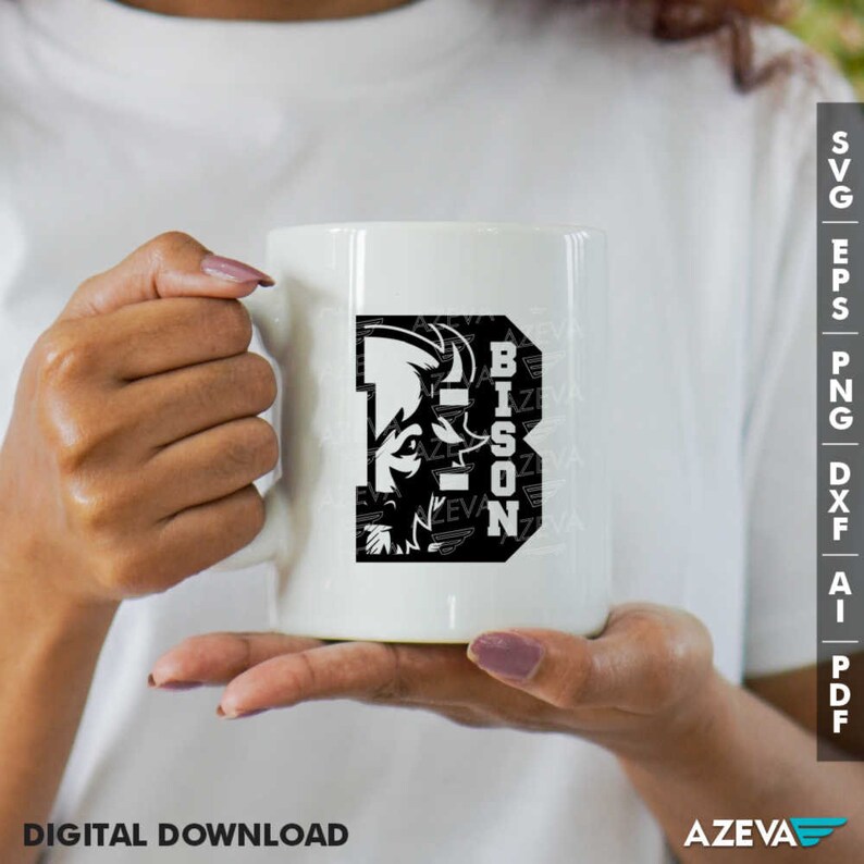 K&ouml;nnte beinhalten: Eine wei&szlig;e Keramiktasse mit einer schwarzen Grafik eines Bisonkopfes in einem Buchstaben B und dem Wort "BISON" vertikal gedruckt. Die Tasse wird von einer Hand gehalten.