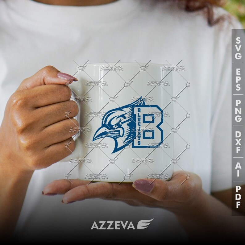 Puede incluir: Taza de cer&aacute;mica blanca con un gr&aacute;fico azul y blanco de un p&aacute;jaro y el texto "BLUEJAYS B".