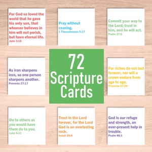 Puede incluir: Un conjunto de 72 tarjetas de Escritura con versículos bíblicos. Las tarjetas blancas tienen texto colorido y están dispuestas sobre una superficie de madera clara. Las tarjetas incluyen versículos de Juan, Proverbios y otros libros.