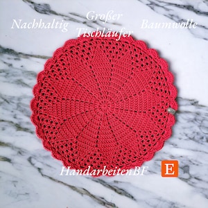 Könnte beinhalten: Ein runder, roter gehäkelter Tischläufer mit einem gewellten Rand. Der handgefertigte Läufer hat ein radiales Design und ist aus Baumwolle. Text auf dem Bild enthält "Großer Tischläufer" und "Handarbeiten BF".