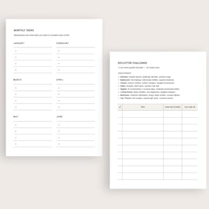 K&ouml;nnte beinhalten: Zwei wei&szlig;e Papierb&ouml;gen mit schwarzem Text. Ein Bogen mit der &Uuml;berschrift &bdquo;Monatliche Aufgaben&ldquo; listet Monate und leere Zeilen auf. Der andere Bogen, &bdquo;Declutter Challenge&ldquo;, enth&auml;lt eine Checkliste und Bereiche zum Aufzeichnen von entr&uuml;mpelten Artikeln.