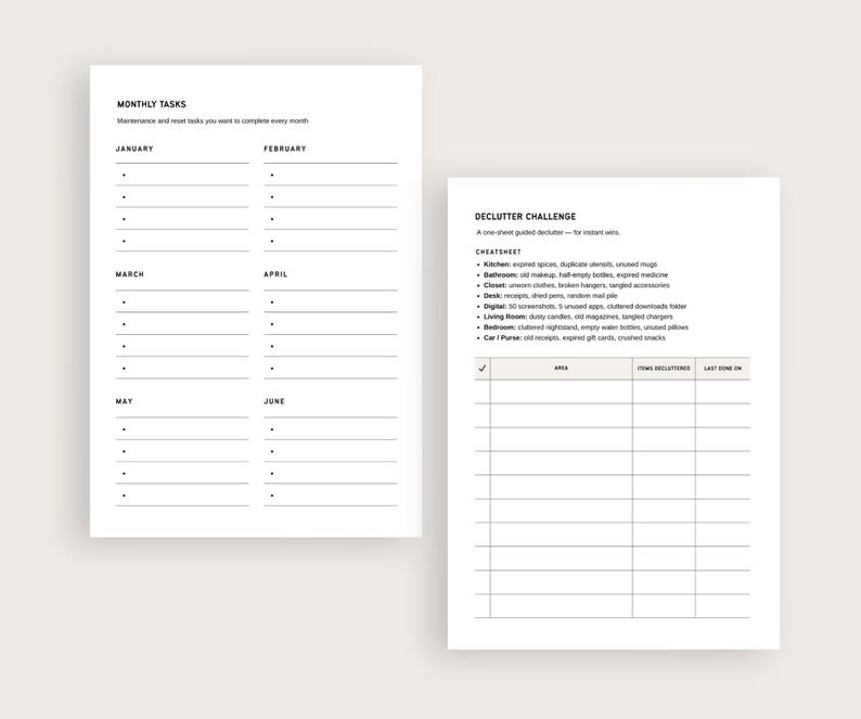 K&ouml;nnte beinhalten: Zwei wei&szlig;e Papierb&ouml;gen mit schwarzem Text. Ein Bogen mit der &Uuml;berschrift &bdquo;Monatliche Aufgaben&ldquo; listet Monate und leere Zeilen auf. Der andere Bogen, &bdquo;Declutter Challenge&ldquo;, enth&auml;lt eine Checkliste und Bereiche zum Aufzeichnen von entr&uuml;mpelten Artikeln.