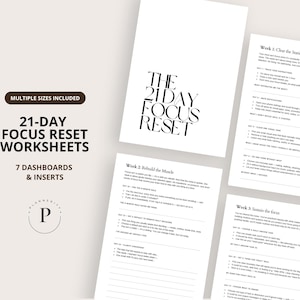 Op de afbeelding: Witte 21-Day Focus Reset werkbladen met zwarte tekst. De werkbladen bevatten 7 dashboards en inzetstukken. De tekst "Multiple Sizes Included" staat bovenaan. De tekst "The 21 Day Focus Reset" is ook zichtbaar.