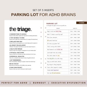 Puede incluir: Un conjunto de tres insertos de agenda titulados Parking Lot for ADHD Brains. La página izquierda presenta la sección The Triage con categorías para pensamientos, tareas y recados. La página derecha ofrece una tabla para listar ideas y organizarlas.