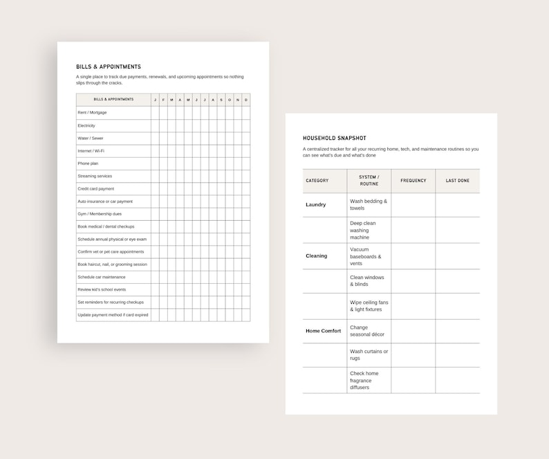 K&ouml;nnte beinhalten: Zwei wei&szlig;e Papierb&ouml;gen mit schwarzem Text. Ein Bogen mit der &Uuml;berschrift &bdquo;BILLS & APPOINTMENTS&ldquo; listet Kategorien wie &bdquo;Miete / Hypothek&ldquo; und &bdquo;Strom&ldquo; mit einem Raster zur Verfolgung auf. Der andere Bogen, &bdquo;HOUSEHOLD SNAPSHOT&ldquo;, verfolgt Routinen.