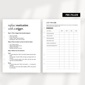 Pode incluir: Um planejador de duas p&aacute;ginas com o texto "substitua a motiva&ccedil;&atilde;o por um gatilho". A p&aacute;gina esquerda detalha as etapas para a forma&ccedil;&atilde;o de h&aacute;bitos, enquanto a p&aacute;gina direita &eacute; um "LAST-TIME LOG" para rastrear tarefas. O planejador &eacute; pr&eacute;-preenchido.