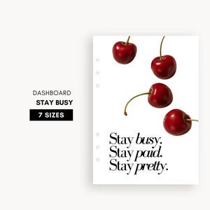 以下が含まれることがあります： 白いプランナーページに4つの赤いサクランボと「Stay busy. Stay paid. Stay pretty.」の文字。ページには「Dashboard」、「Stay Busy」、「7 Sizes」の文字も黒いフォントで含まれています。