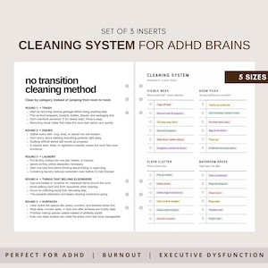 以下が含まれることがあります： 「CLEANING SYSTEM FOR ADHD BRAINS」と題された3つのインサートのセット。画像には、ゴミ、食器、洗濯物、表面に関するセクションを含む、クリーニング方法ガイドが表示されています。ガイドには、各セクションで完了するタスクのリストが含まれています。テキストには「5サイズ」も含まれています。