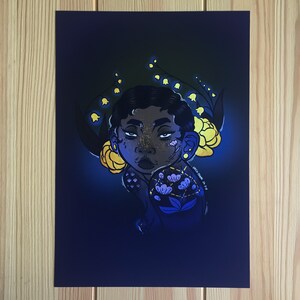 Op de afbeelding: Een digitale illustratie van een persoon met een donkere huid en kort donker haar. De persoon draagt een blauw en paars bloemetjesoverhemd. De achtergrond is donkerblauw met gele bloemen en witte sterren.