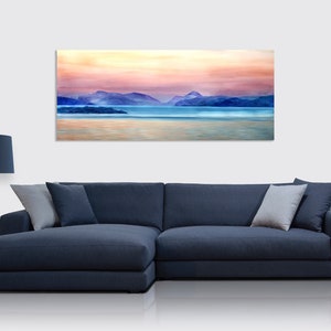 Può includere: Un dipinto di paesaggio panoramico che rappresenta una catena montuosa con un cielo blu e viola e un corpo d'acqua calmo in primo piano.