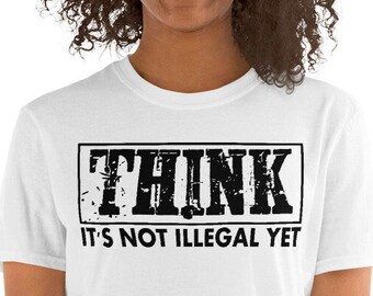 Camiseta con cita sarcástica: Librepensador: "Aún no es ilegal".