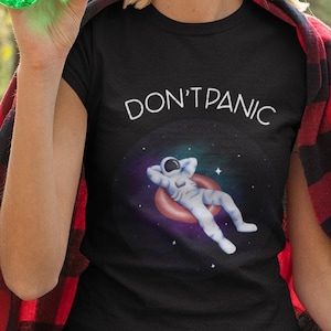 Camiseta &quot;No te asustes&quot;: Guía del autoestopista galáctico, camiseta de Douglas Adams