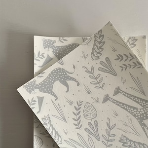 Campione A5 / Carta da parati grigia per la cameretta dei bambini Safari / Carta da parati della giungla / Carta da parati per la cameretta dei bambini Safari / Decorazione della parete della giungla / Carta da parati per bambini