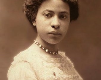 Noir victorien - Portrait d’une jeune femme -- photo de millésime noir et blanc tonique de sépia