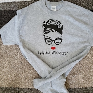 男性または女性の眼鏡のささやきTシャツ