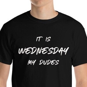 Het is woensdag mijn Dudes, T-Shirt, Unisex Korte Mouw, Black Tee, Funny Saying T-Shirt, Cadeau voor hem of haar, grafisch T-shirt