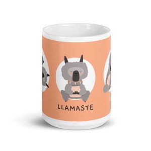 Op de afbeelding: Een witte keramische mok met een oranje achtergrond en een cartoon lama in een yogapose. De lama is grijs met een bruine ketting en zit in kleermakerszit. De tekst "LLAMASTE" is in zwart onder de lama gedrukt.
