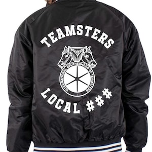 以下が含まれることがあります： 白い文字で「Teamsters」と「Local ###」と書かれた黒いサテンのボンバージャケット。白いロゴには、2頭の馬が車輪を引いており、「International Brotherhood of Teamsters」の文字が書かれている。