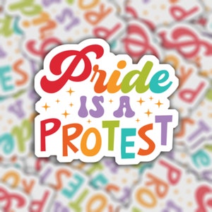 La fierté est une manifestation | Autocollant imperméable en vinyle | Sticker mignon allié LGBTQ+ | Bouteille d'eau pour ordinateur portable | Cadeau