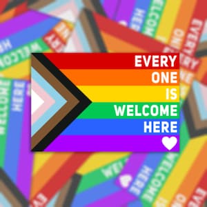 Jeder ist willkommen hier - Wasserfester Vinyl-Aufkleber oder Magnet | LGBTQ | Fortschritts-Stolz-Flagge | Zuhause oder in der Schule Dekor Fenster Auto Aufkleber