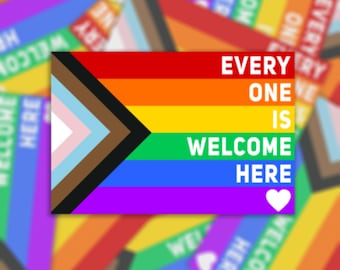 Jeder ist willkommen hier - Wasserfester Vinyl-Aufkleber oder Magnet | LGBTQ | Fortschritts-Stolz-Flagge | Zuhause oder in der Schule Dekor Fenster Auto Aufkleber