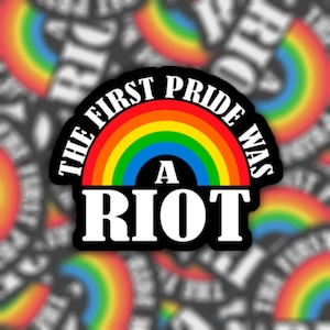 La première fierté était une émeute | Autocollant ou aimant en vinyle imperméable | Droits LGBTQ | Sticker bouteille d'eau pour ordinateur portable pour ordinateur portable | Cadeau