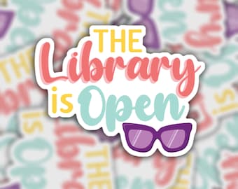 De bibliotheek is geopend | Waterdichte vinylsticker | Magneet | RuPaul's Dragrace | Dragqueen | Parijs staat in brand | Lezen is fundamenteel | Geschenk