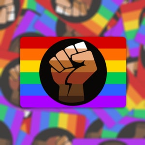 Pegatina o imán de la bandera del orgullo del arco iris del puño levantado - Pegatina impermeable de vinilo troquelado / BIPOC LGBTQ+ Bandera del orgullo / Bandera del orgullo del nuevo progreso
